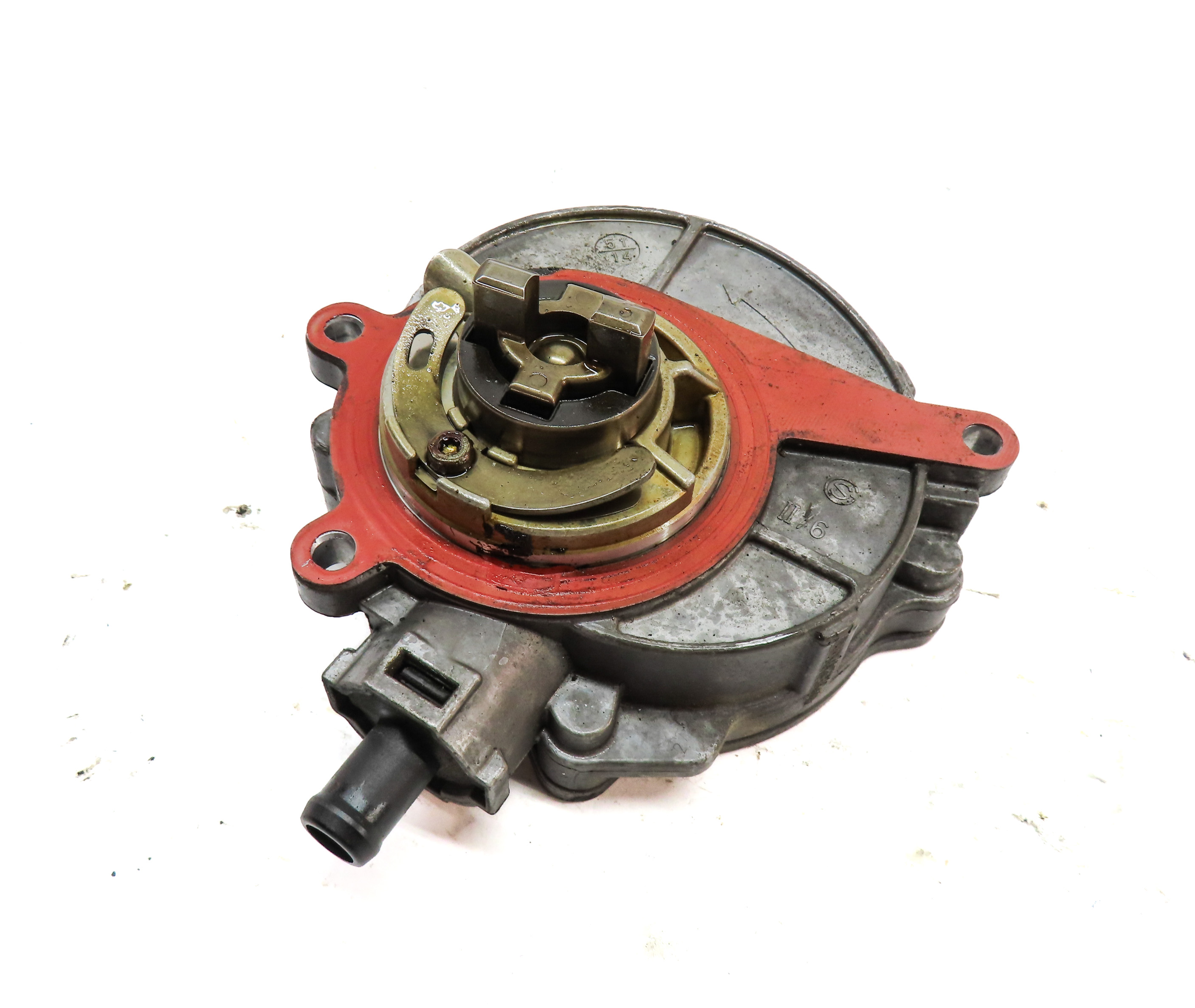 2015 PORSCHE CAYENNE HYBRID (958) 3.0L ENGINE BRAKE VACUUM PUMP — exact item pictured